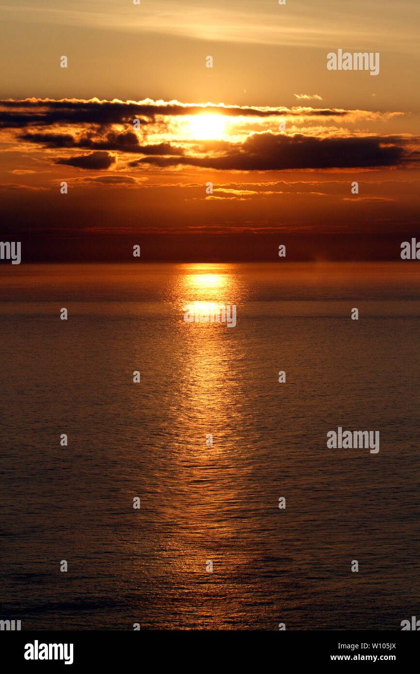 Golden o bronzo o rame tramonto a St David's, Pembrokeshire, Wales, Regno Unito Foto Stock