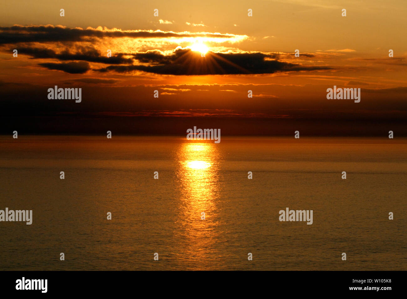 Golden o bronzo o rame tramonto a St David's, Pembrokeshire, Wales, Regno Unito Foto Stock