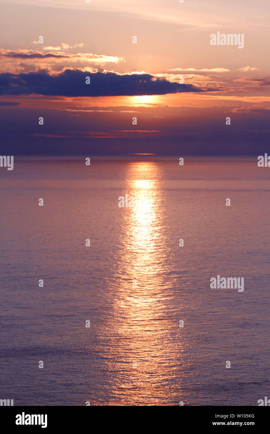 Golden o bronzo o rame tramonto a St David's, Pembrokeshire, Wales, Regno Unito Foto Stock