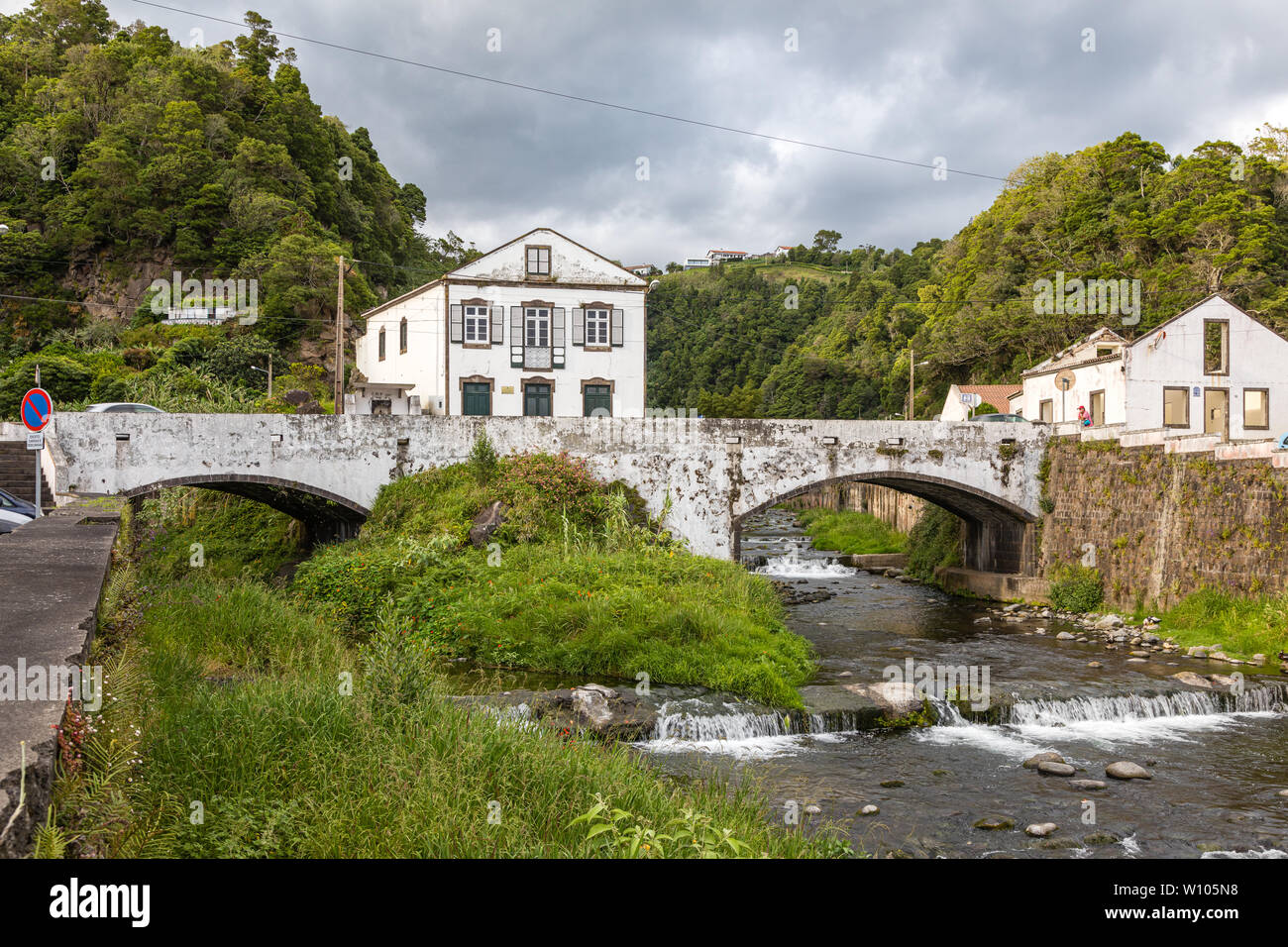 Ponte sul fiume e mulino ad acqua in costruzione Povoacao, isola Sao Miguel, arcipelago delle Azzorre, Portogallo Foto Stock