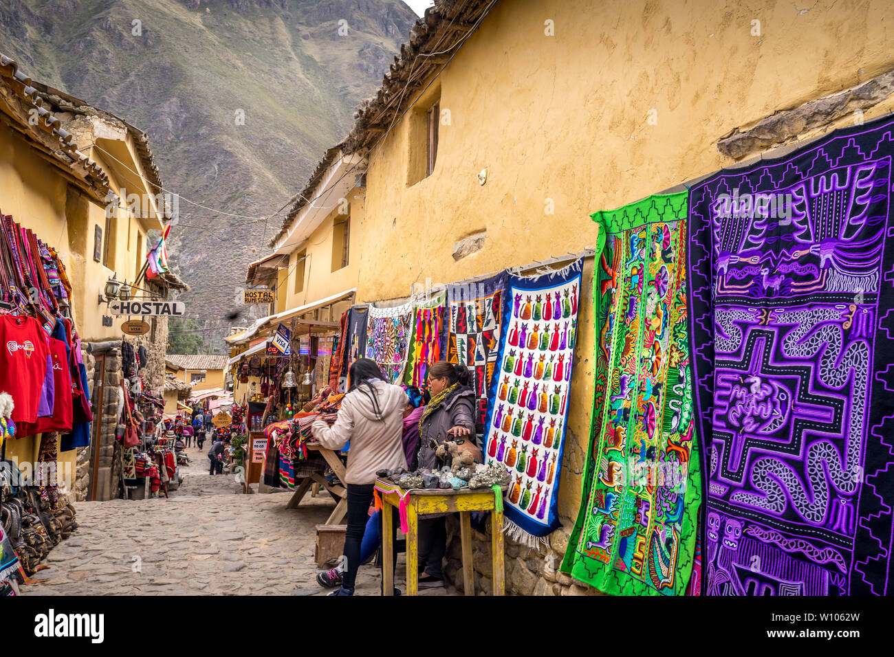 Cusco, Perù - 1 Maggio 2019 - passerella in ciottoli di Chinchero Village, la gente del posto nella Valle Sacra che vendono i loro prodotti Foto Stock