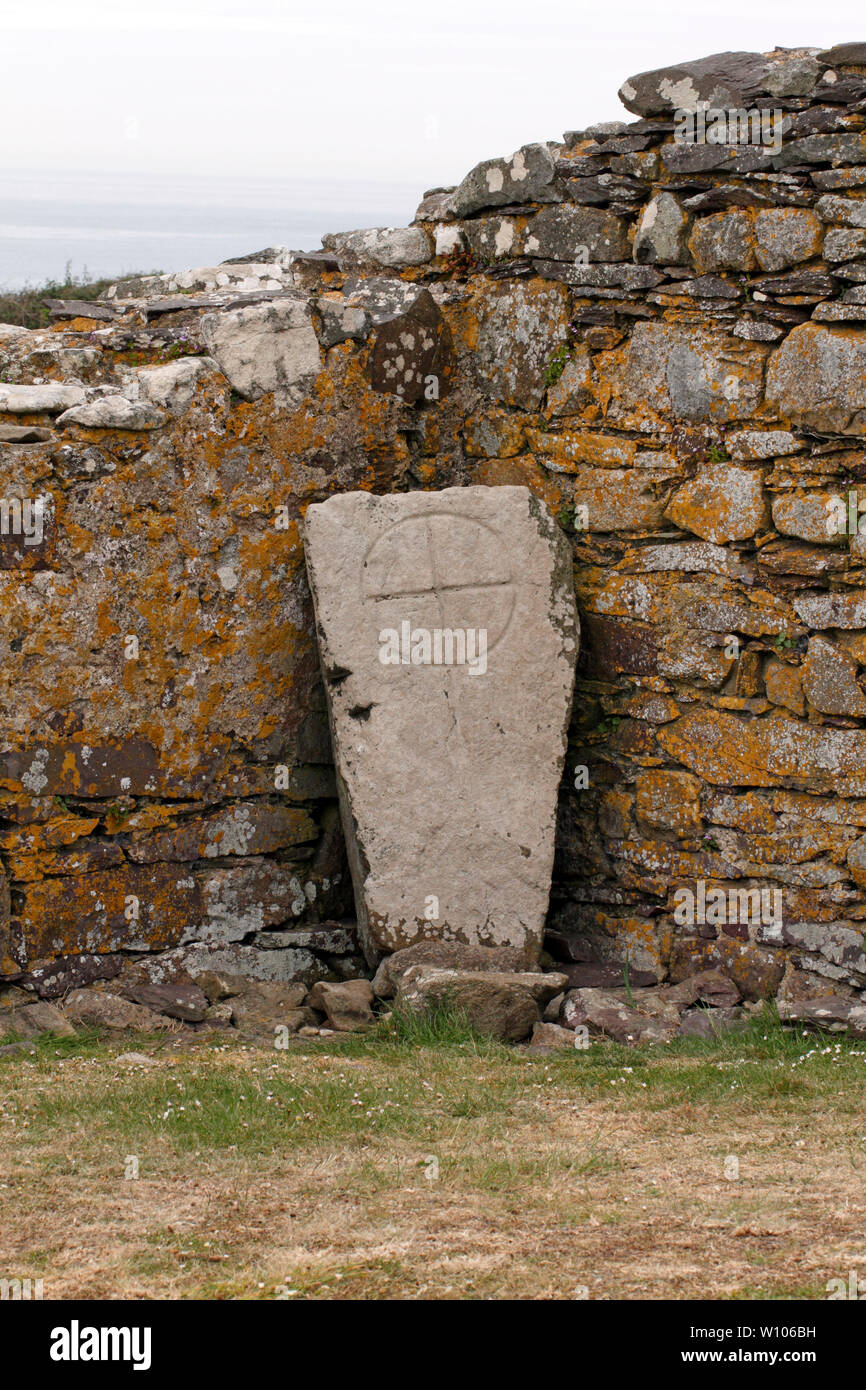 C7th-C9th Creed pietra incisa con una lineare anello latino-croce. SW angolo di St Non Cappella del vicino a St David's, Pembrokeshire, Regno Unito Foto Stock