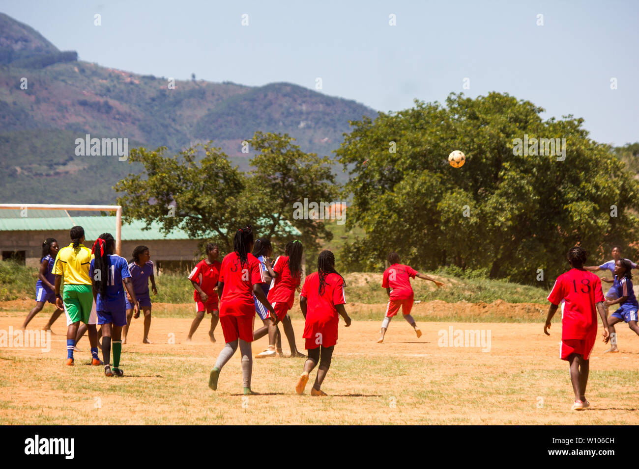 Le ragazze delle scuole superiori giocano a calcio nella loro partita di educazione fisica Foto Stock