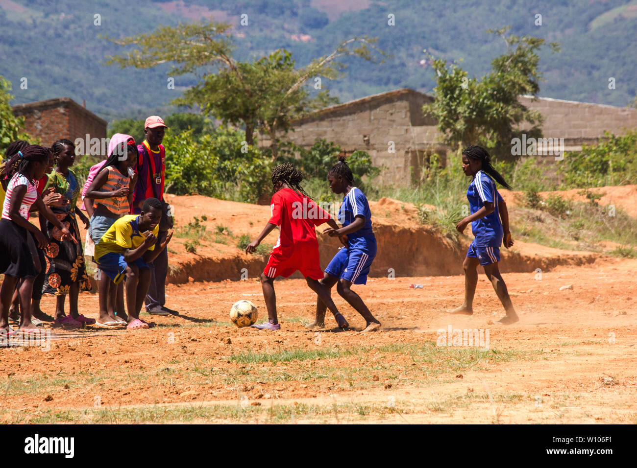 Le ragazze delle scuole superiori giocano a calcio nella loro partita di educazione fisica Foto Stock
