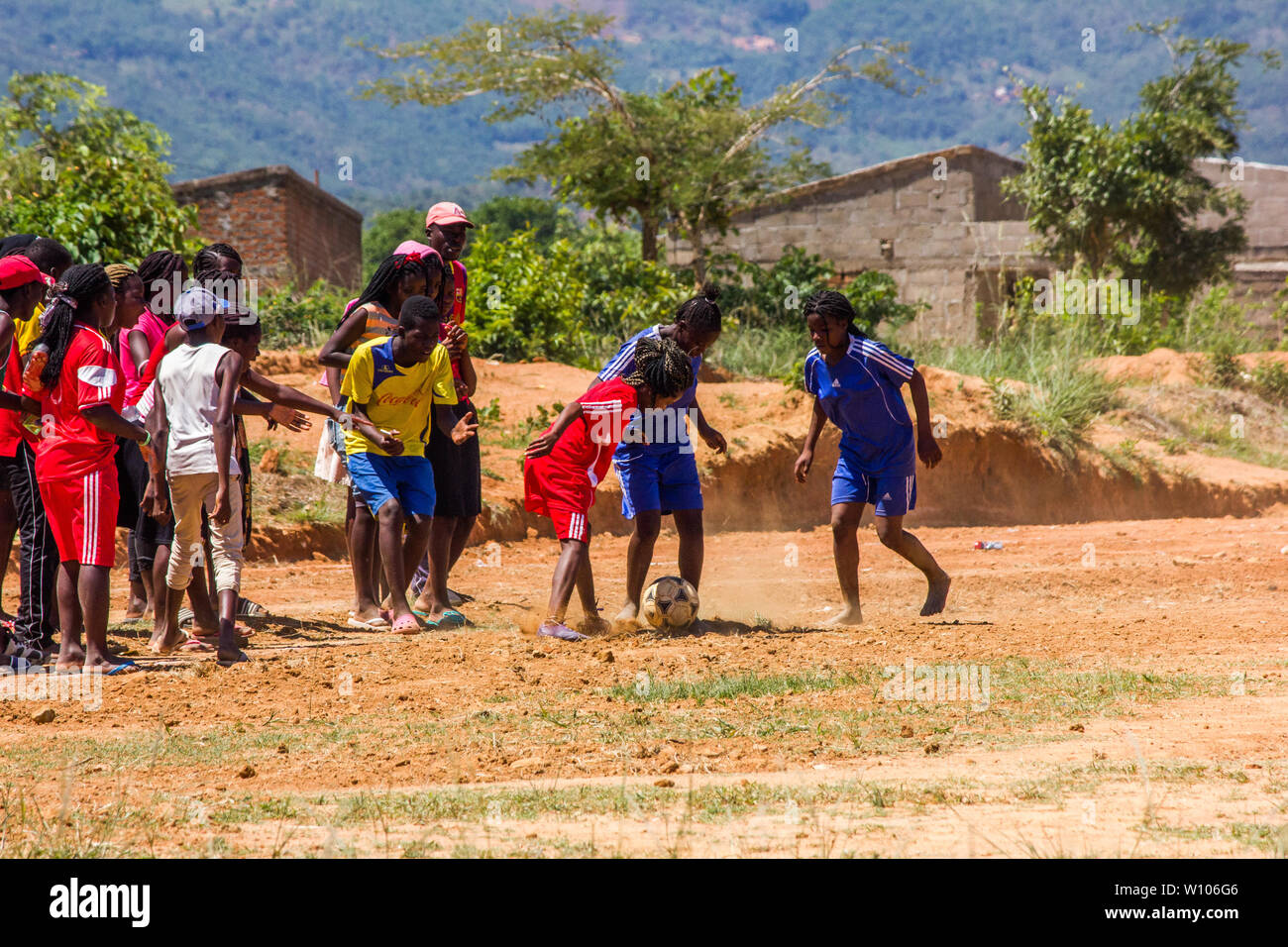 Le ragazze delle scuole superiori giocano a calcio nella loro partita di educazione fisica Foto Stock