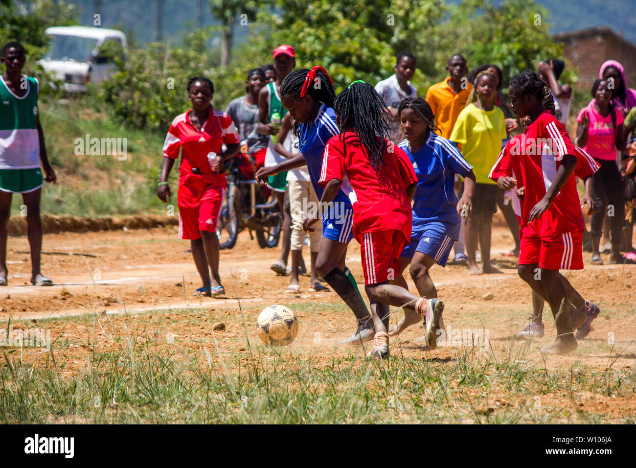 Le ragazze delle scuole superiori giocano a calcio nella loro partita di educazione fisica Foto Stock