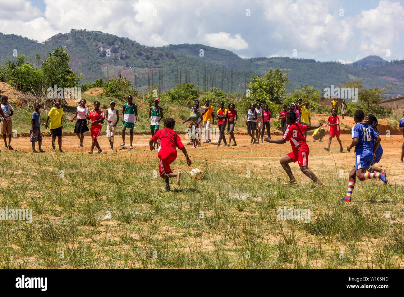 Le ragazze delle scuole superiori giocano a calcio nella loro partita di educazione fisica Foto Stock