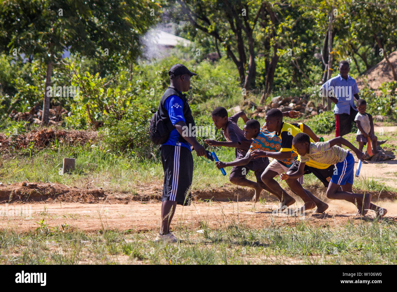 I ragazzi di cominciare a correre dopo la partenza è a pistola sparato nel relè evento presso la Scuola di Sport Giochi Festival in Chinhamapere Foto Stock