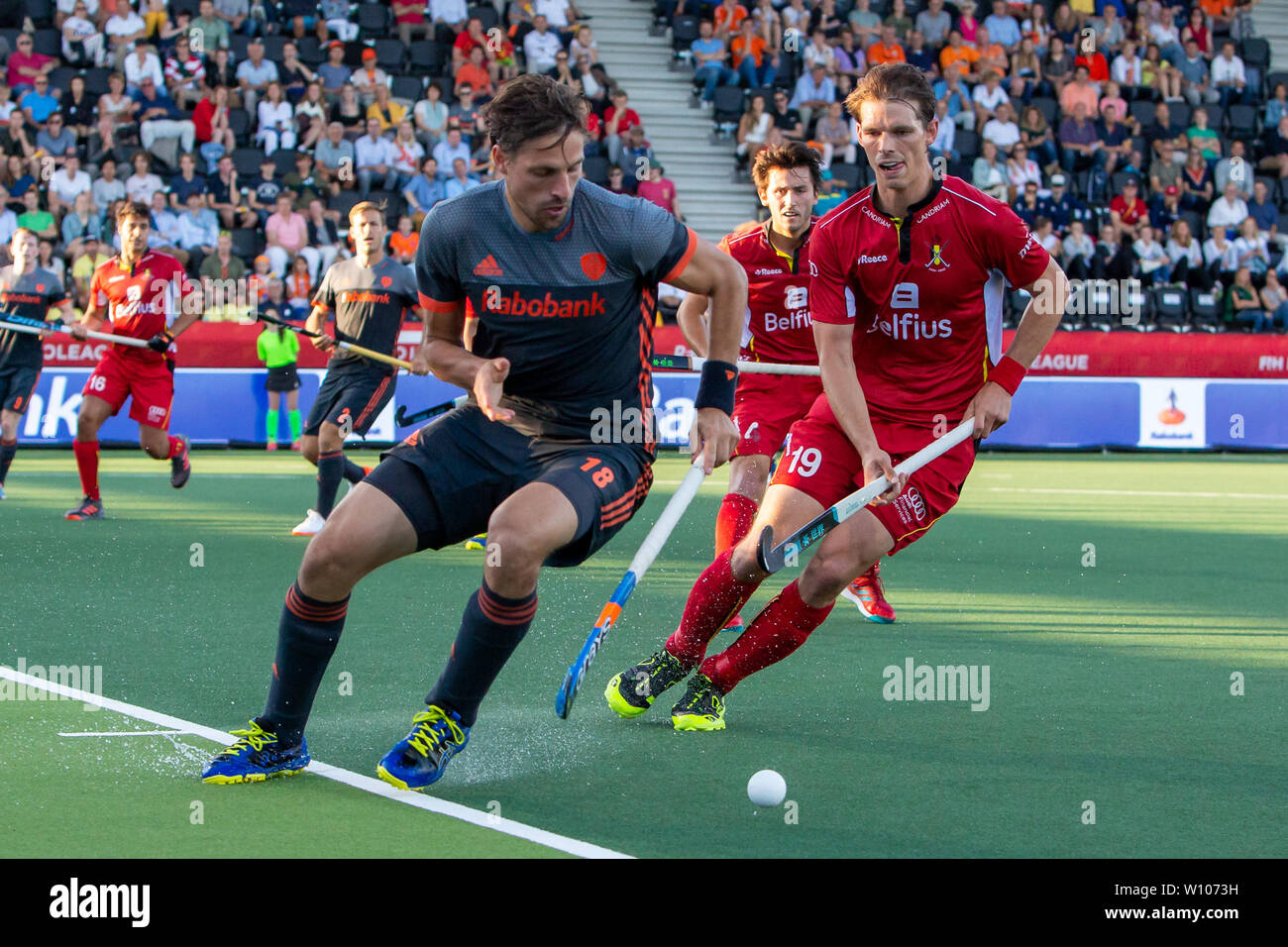 28 giugno 2019 Amsterdam, Paesi Bassi FIH Pro League Belgio contro Olanda FIH Pro League 2019 Bjorn Kellerman Paesi Bassi, Felix Denayer Belgio Foto Stock