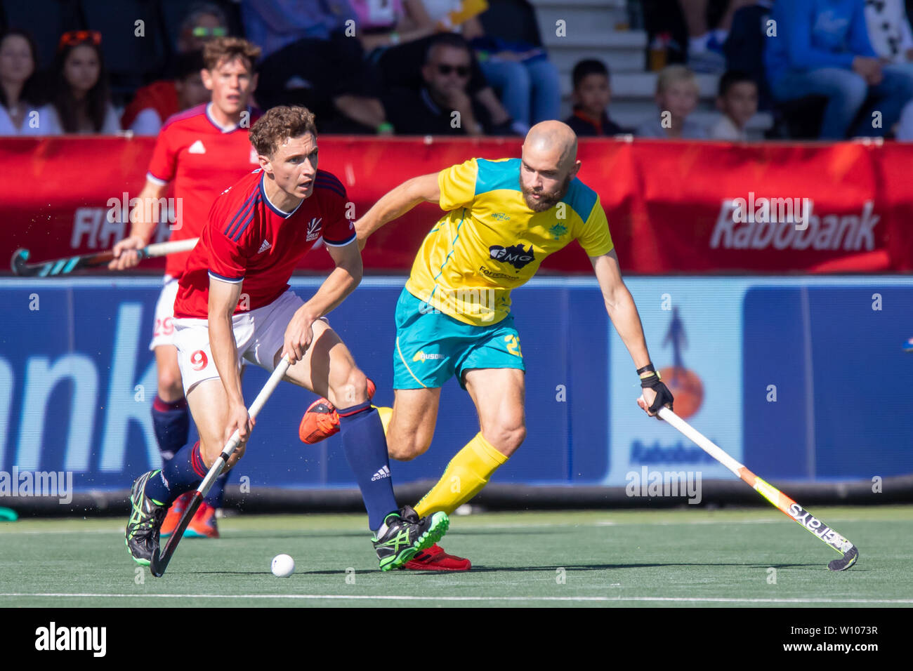 28 giugno 2019 Amsterdam, Paesi Bassi FIH Pro League Australia / Inghilterra FIH Pro League 2019 Harry Martin di Gran Bretagna, Daniel Beale di Australia Foto Stock