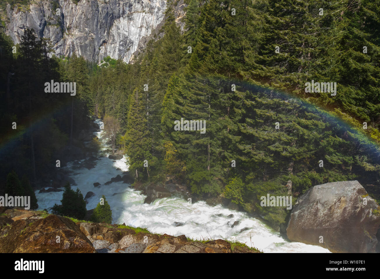 Rainbow su primaverile cade, il Parco Nazionale Yosemite in California Foto Stock