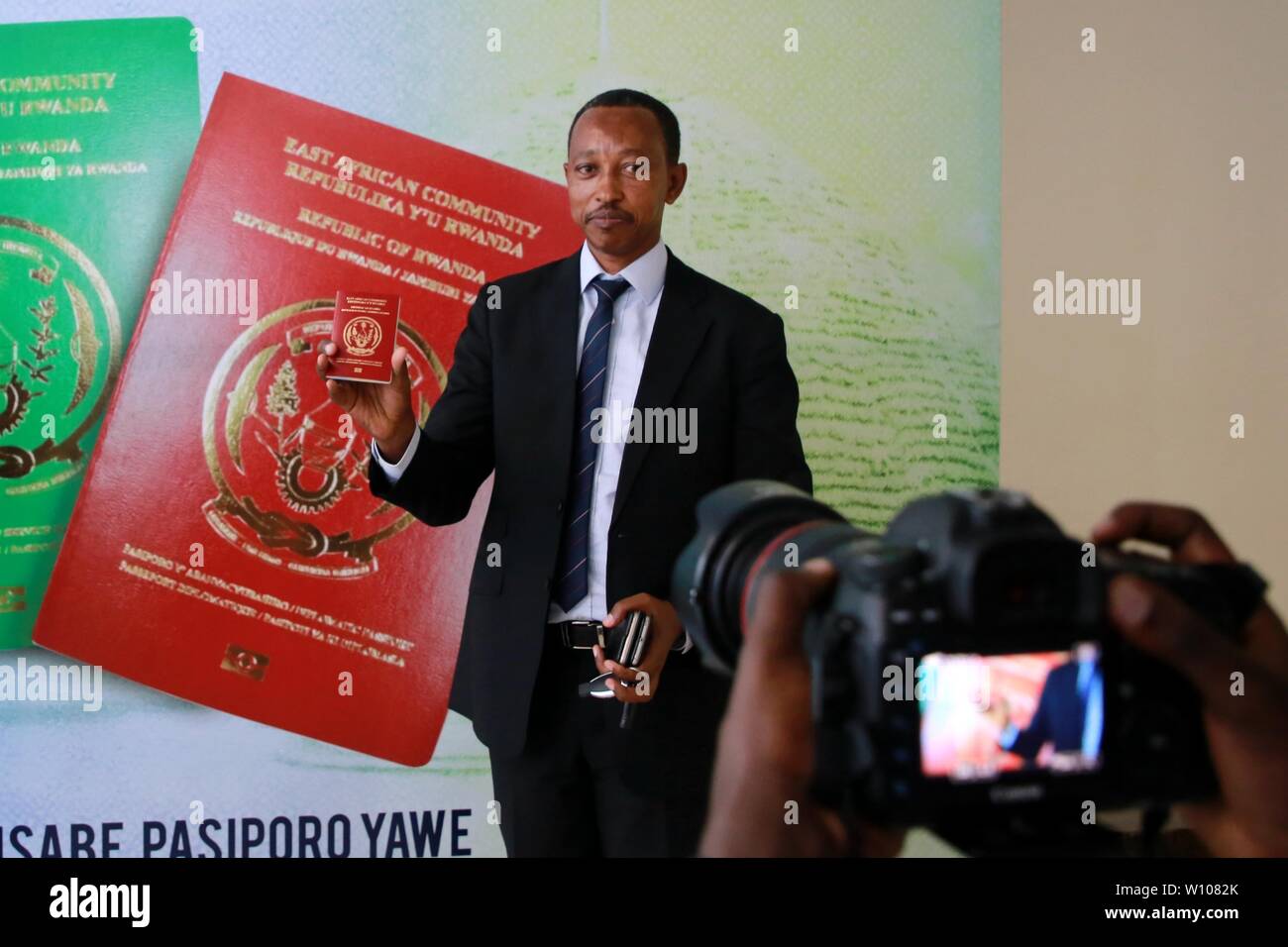 A Kigali, Ruanda. Il 28 giugno, 2019. Uno dei primi utenti del Rwanda in Africa orientale e-passaporto mette in mostra il suo passaporto diplomatico poco dopo che è stato rilasciato a Kigali, capitale del Rwanda, il 28 giugno 2019. Il Ruanda ha iniziato il rilascio di l'Africa orientale e-passaporto in linea con l'impegno del paese per promuovere l'integrazione regionale come previsto dalla comunità dell'Africa Orientale (EAC) Stati partner, un ufficiale del servizio immigrazione ha annunciato venerdì. Credito: Lyu Tianran/Xinhua/Alamy Live News Foto Stock