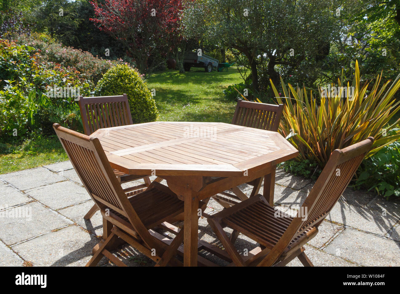 Terrazza e mobili da giardino in legno durante la primavera Foto Stock