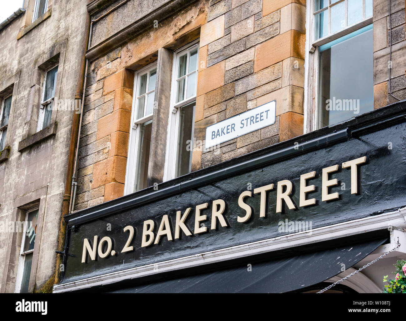 N. 2 Baker Street pub e il bistro nome azienda e anteriore strada segno, Stirling Old Town, Scotland, Regno Unito Foto Stock