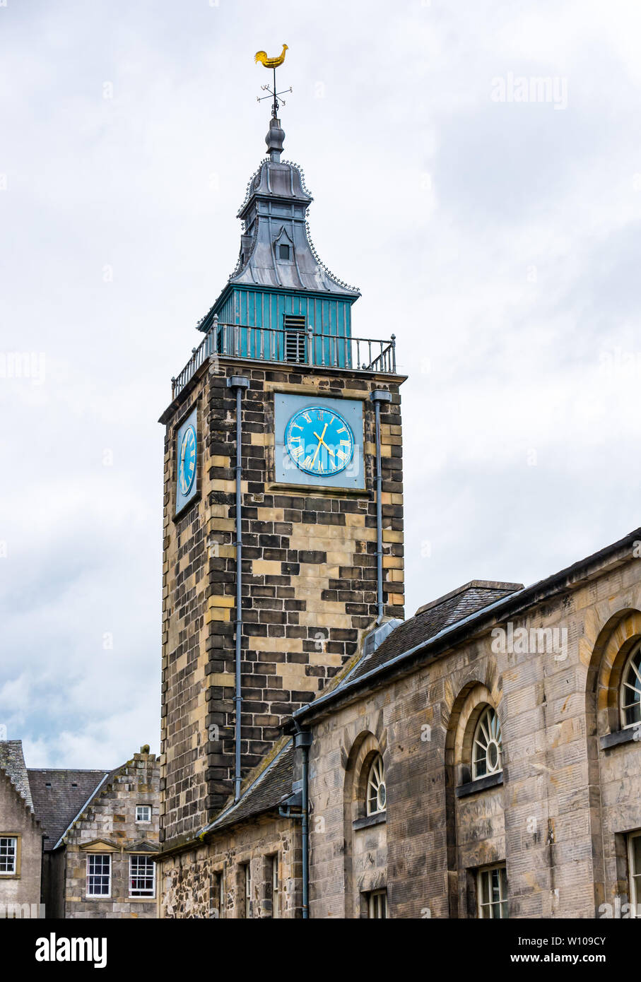 Tall vecchia storica torre dell'orologio di Tolbooth, Stirling Old Town, Scotland, Regno Unito Foto Stock
