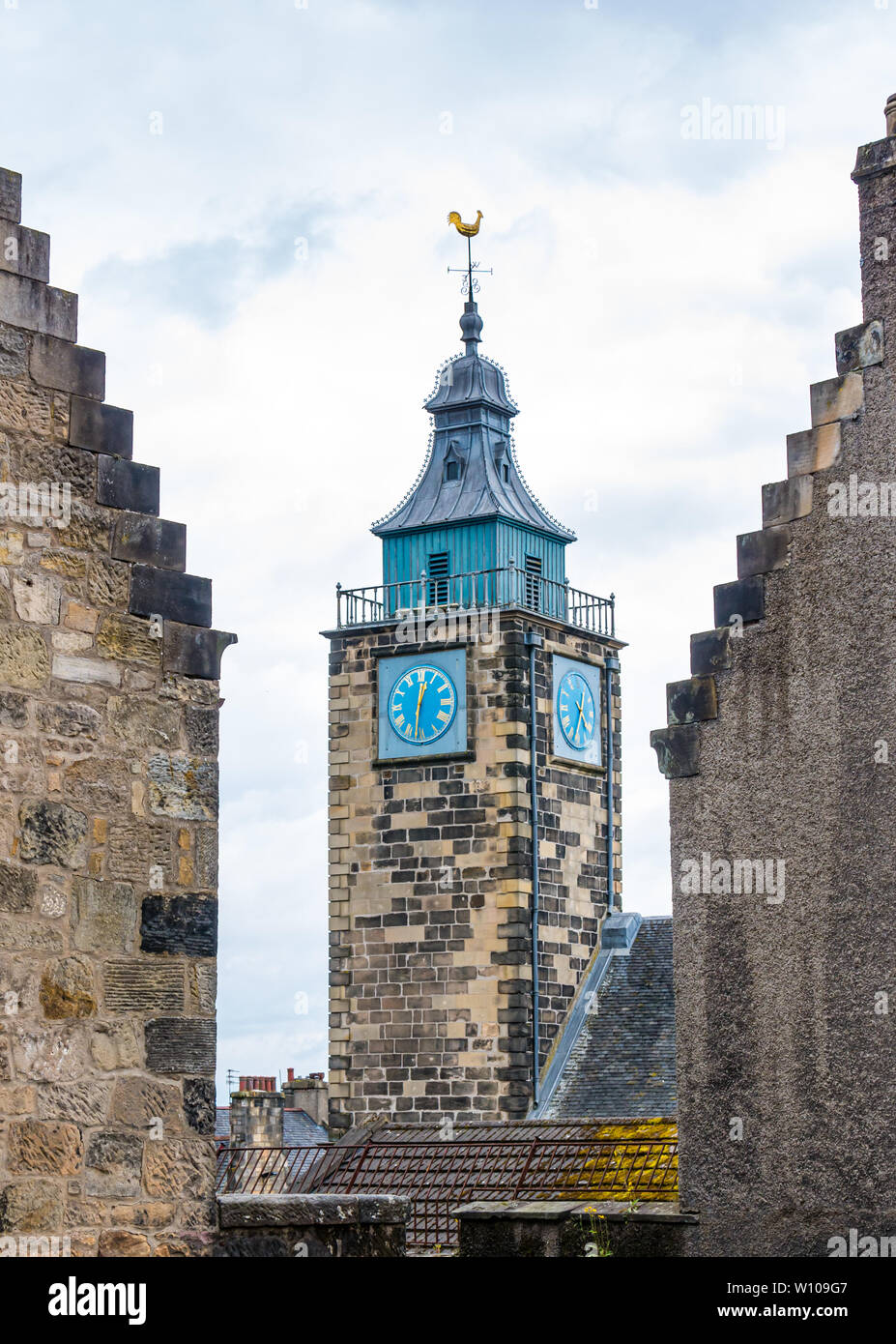 Tall vecchia storica torre dell'orologio di Tolbooth, Stirling Old Town, Scotland, Regno Unito Foto Stock