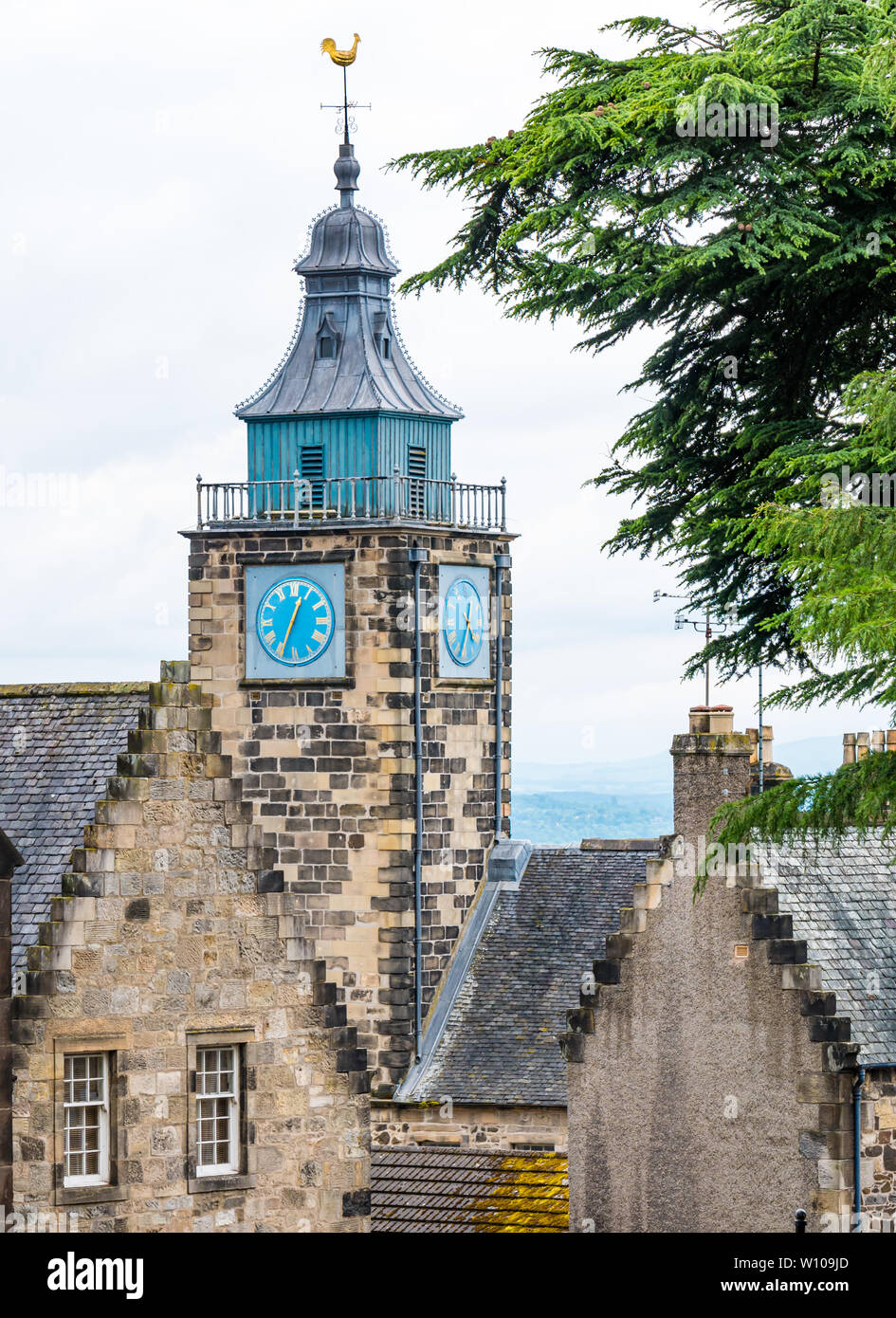 Tall vecchia storica torre dell'orologio di Tolbooth, Stirling Old Town, Scotland, Regno Unito Foto Stock