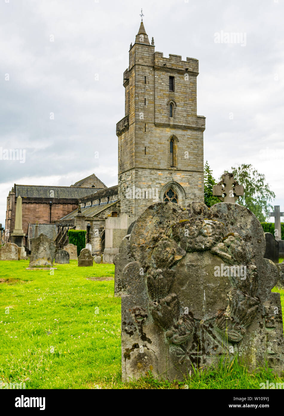Chiesa di Santo Rude cimitero con vecchie lapidi, Stirling, Scozia, Regno Unito Foto Stock