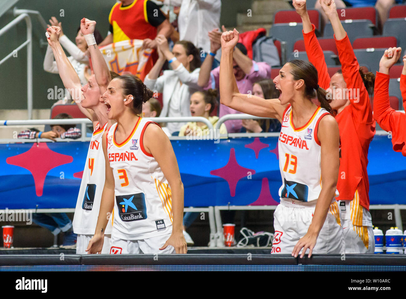 RIGA, Lettonia. Il 28 di giugno, 2019. Andrea Vilaro Aragones (L) e Tamara Abalde Diaz (R), giocatori spagnoli supporta i compagni di squadra durante le donne europee di campionato di pallacanestro, comunemente chiamato EuroBasket donne 2019 , gioco di squadra tra la Gran Bretagna e la Spagna del team in Arena di Riga, Riga, Lettonia. Foto Stock