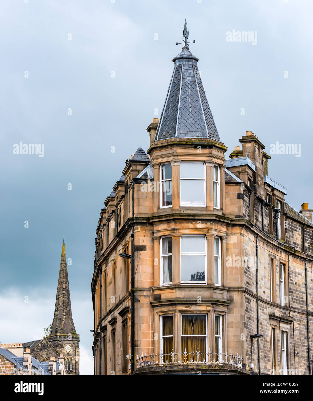 Vecchio stile vittoriano angolo curvo edificio con la guglia, Stirling, Scozia, Regno Unito Foto Stock