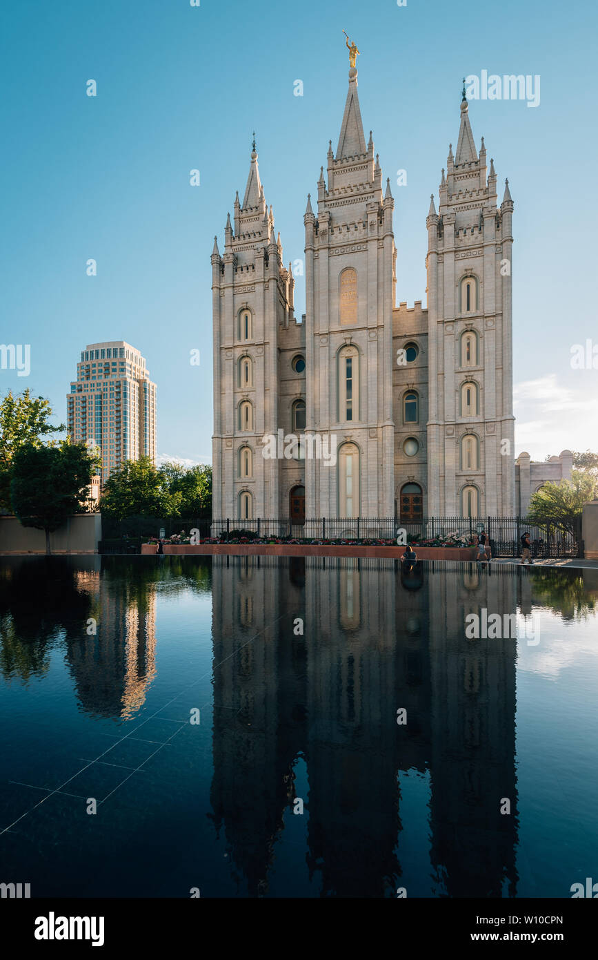 Riflessi di lago di sale LDS Tempio, al Temple Square, a Salt Lake City, Utah Foto Stock