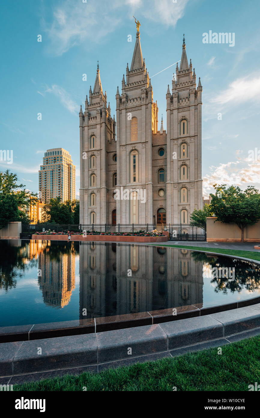 Riflessi di lago di sale LDS Tempio, al Temple Square, a Salt Lake City, Utah Foto Stock