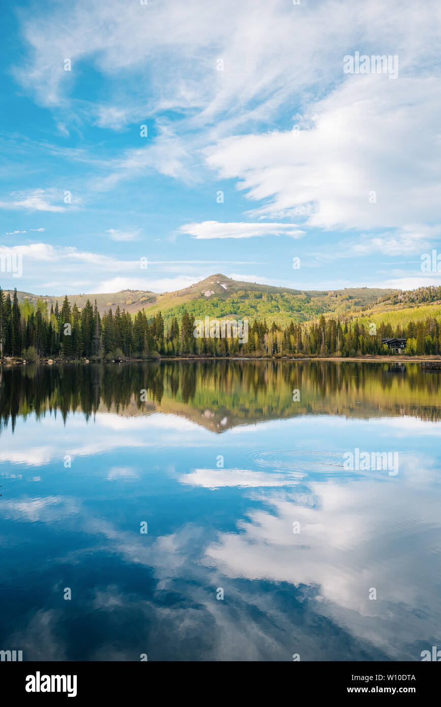Le riflessioni di montagna al lago d'argento, in Uinta-Wasatch-Cache National Forest, in Brighton, vicino a Park City, Utah Foto Stock