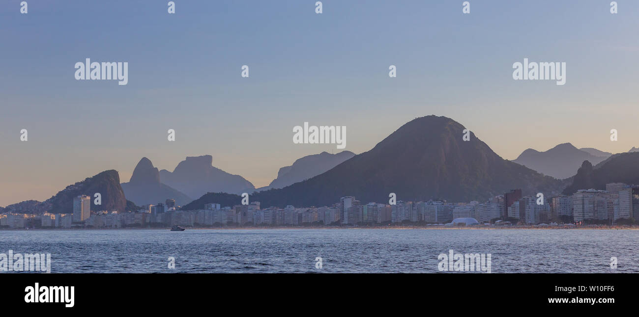 Spiaggia di Copacabana e le montagne di Rio de Janeiro visto dal mare alla fine del pomeriggio Foto Stock
