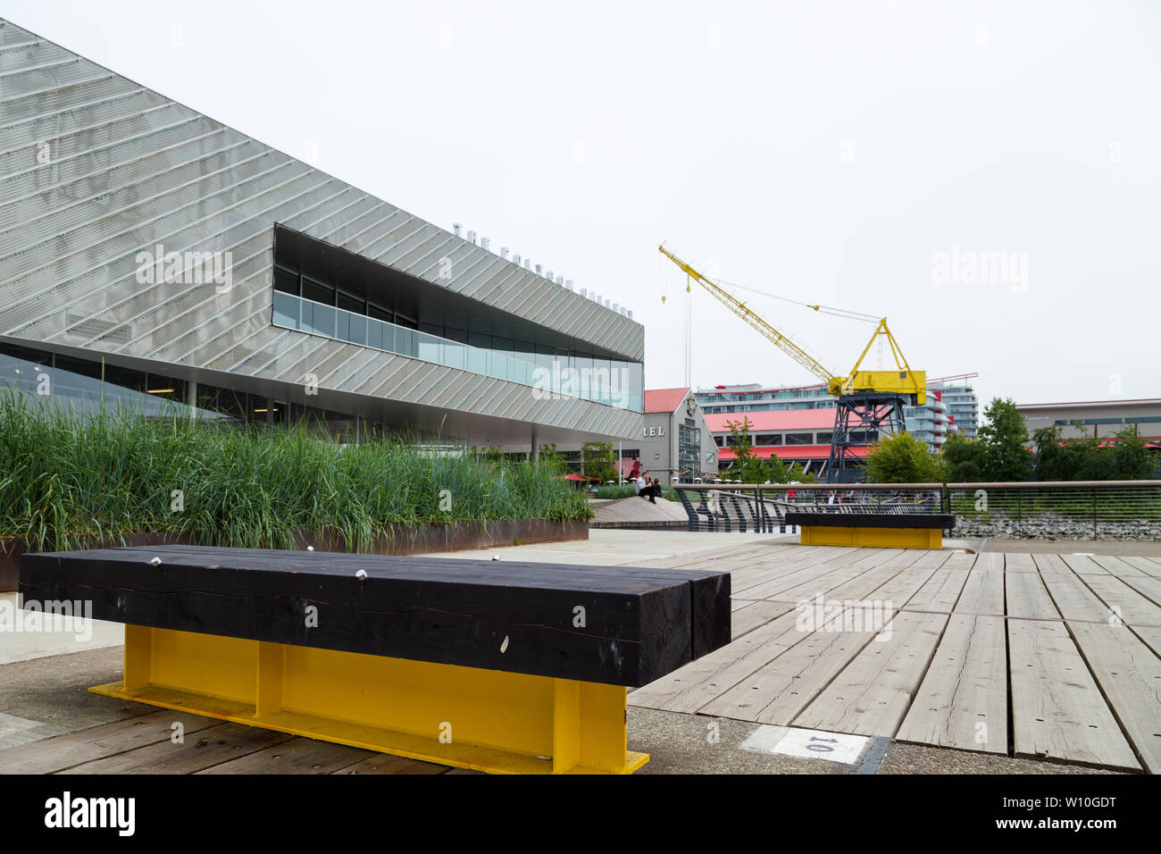 NORTH VANCOUVER, BC, CANADA - 9 GIUGNO 2019: La zona del lungomare vicino ai cantieri navali di Lonsdale Quay con una grande gru gialla. Foto Stock