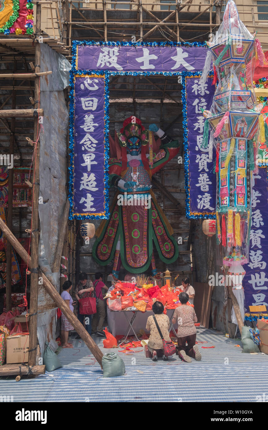Persone che pregano per il re fantasma (da-shi) in cinese fame Ghost (Yu Lan) festival. Si tratta di un simbolo di trasmutazione e longevità. Foto Stock