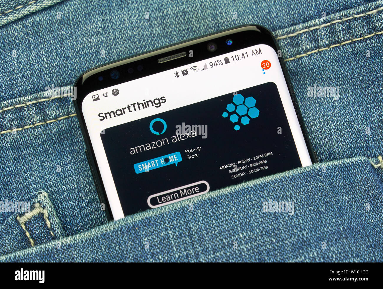 MONTREAL, Canada - 23 dicembre 2018: Amazon e Alexa SmartThings app Android sul Samsung s8 schermo. Amazon Alexa, è un assistente virtuale sviluppato da Foto Stock