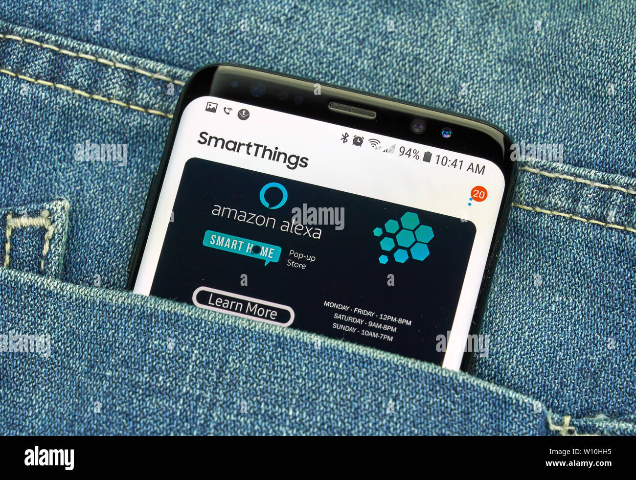 MONTREAL, Canada - 23 dicembre 2018: Amazon e Alexa SmartThings app Android sul Samsung s8 schermo. Amazon Alexa, è un assistente virtuale sviluppato da Foto Stock