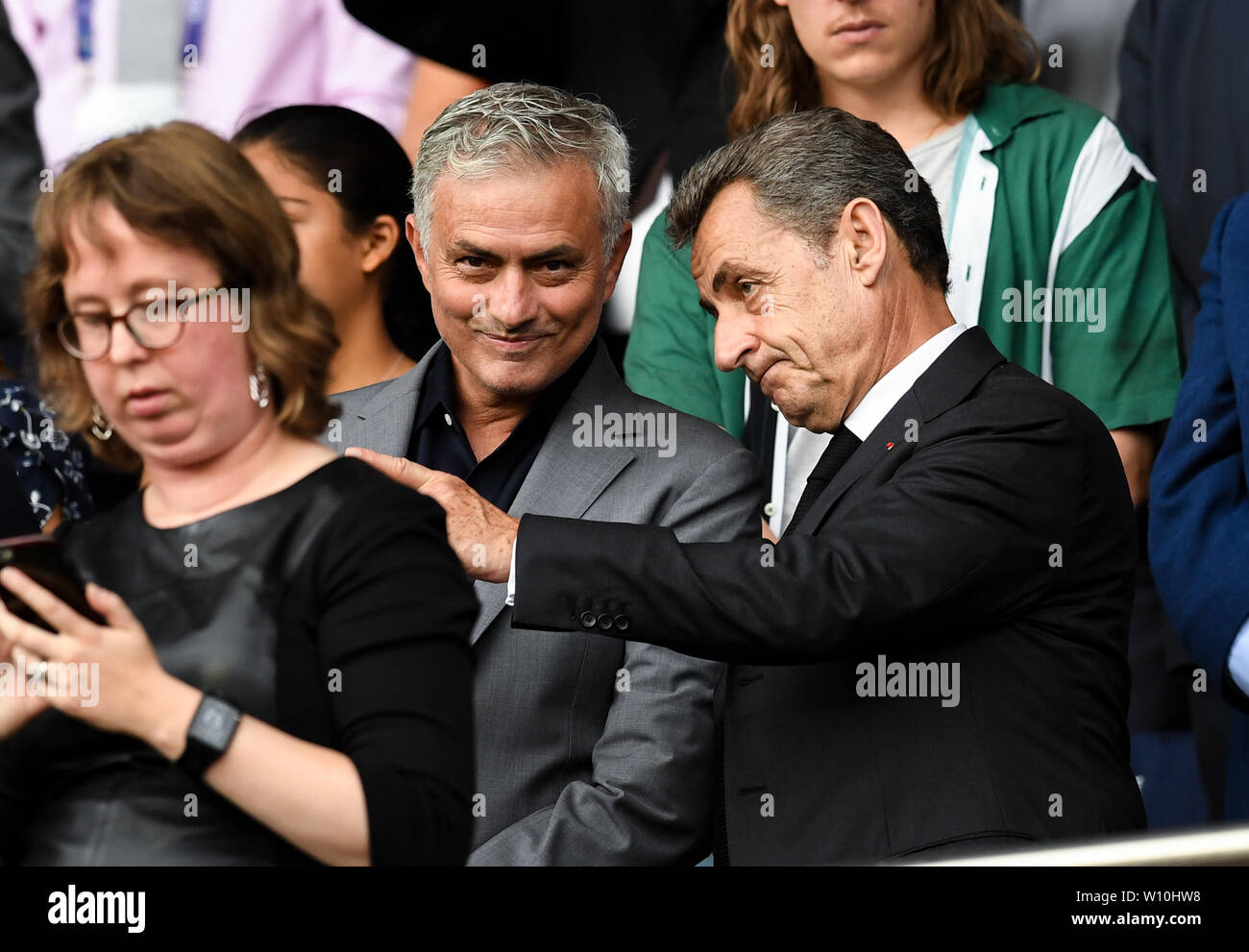 Parigi, Francia. Il 28 giugno, 2019. Ex presidente francese Nicolas Sarkozy (R) e portoghese football manager Jose Mourinho guarda il quarterfinal match tra la Francia e gli Stati Uniti al 2019 FIFA Coppa del Mondo femminile al Parc des Princes di Parigi, Francia, 28 giugno 2019. Gli Stati Uniti ha vinto 2-1. Credito: Mao Siqian/Xinhua/Alamy Live News Foto Stock