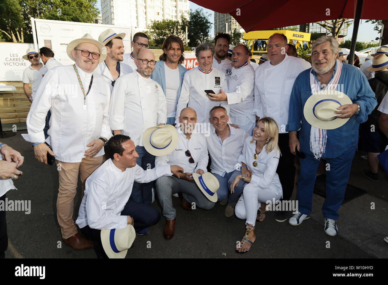 Parigi, Francia. Il 27 giugno, 2019. Cuochi e attore Jean-Pierre Castaldi frequentare il 7° "Trophée de la pétanque gastronomico' a Parigi Yacht Marina. Foto Stock