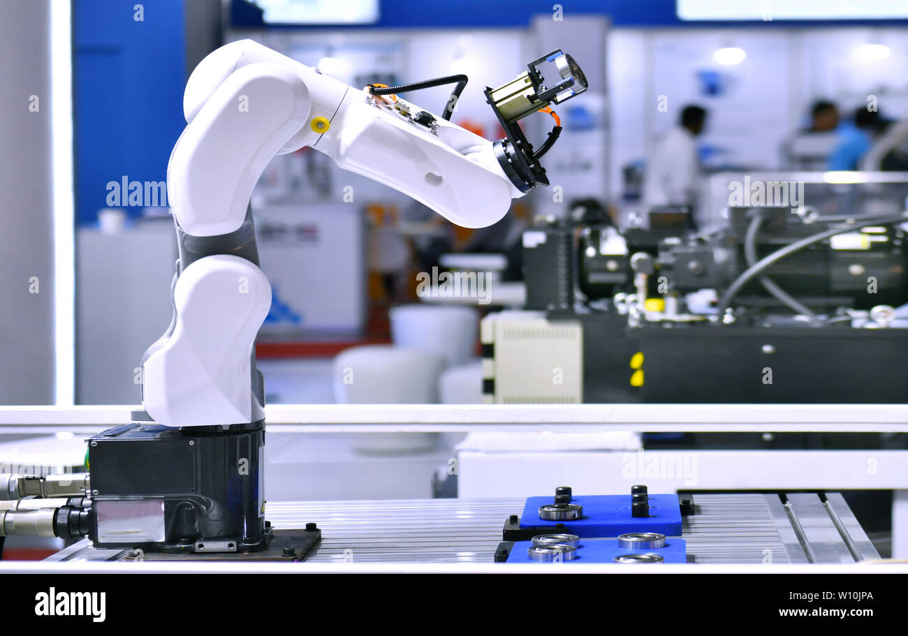 Il braccio di robot macchina per cuscinetti Automotive processo di confezionamento in fabbrica. Foto Stock