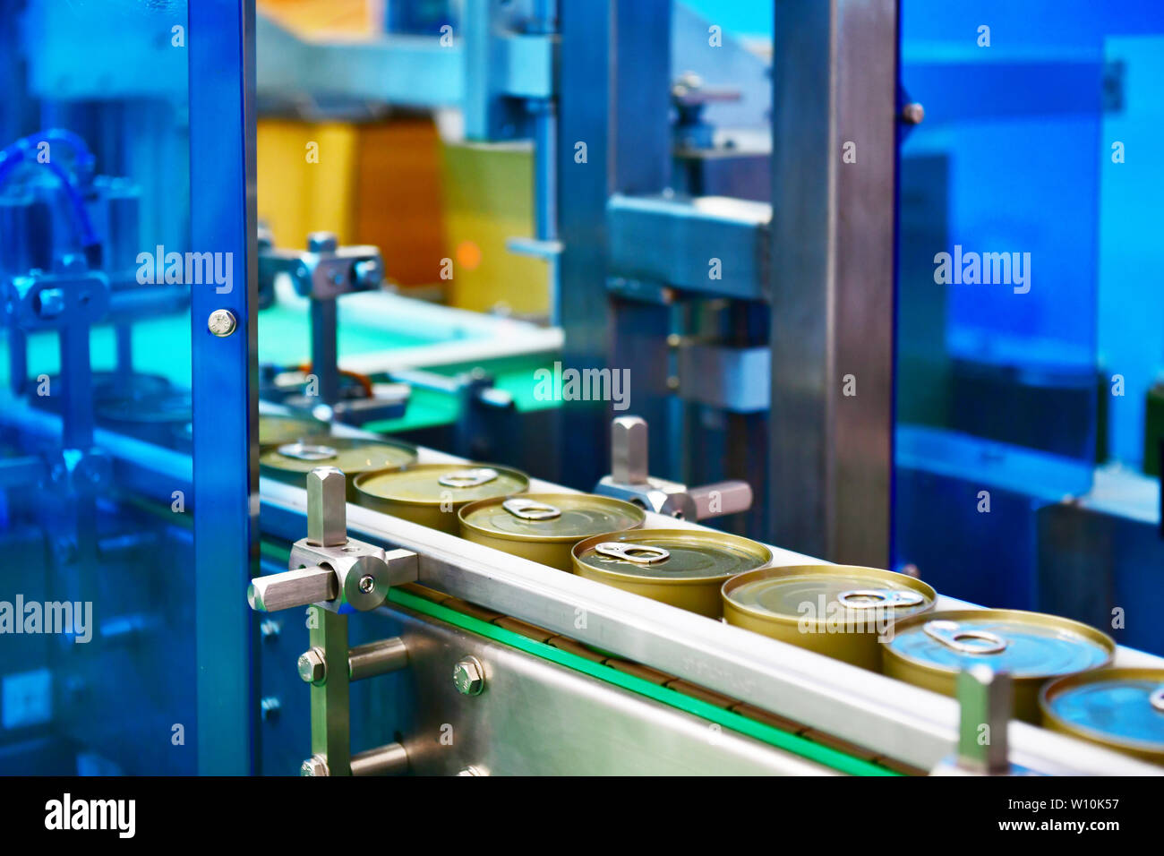 Conserve Alimentari prodotti sul nastro trasportatore in magazzino di distribuzione pacchi.Il trasporto il concetto di sistema. Foto Stock