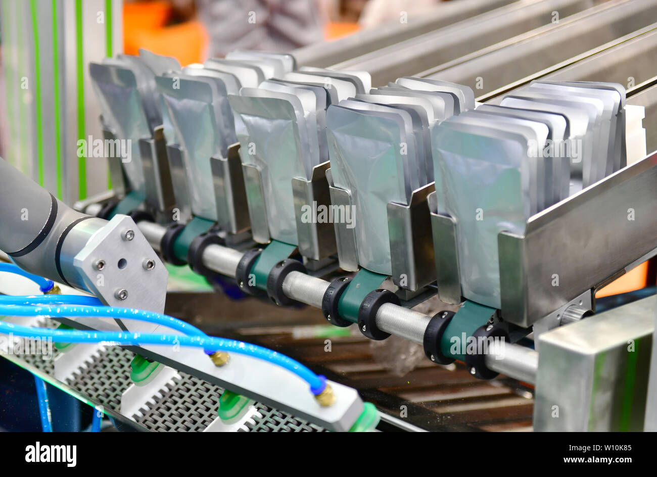 Lamina di alluminio sacchetto di confezionamento industriale macchina moderna per linea di confezionamento Foto Stock