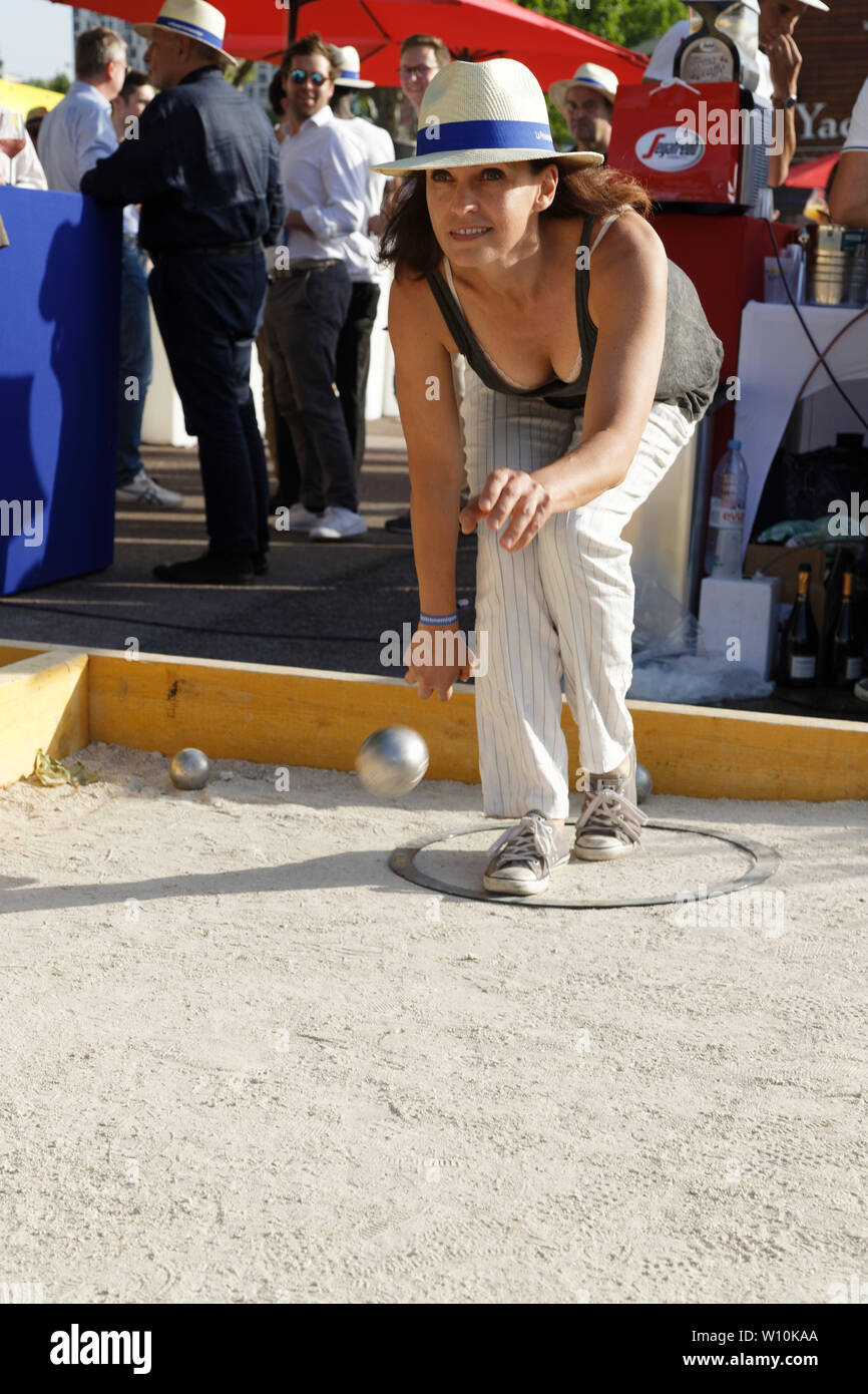 Parigi, Francia. Il 27 giugno, 2019. Adeline Blondieau assiste il 7° "Trophée de la pétanque gastronomico' a Parigi Yacht Marina, il 27 giugno 2019. Foto Stock