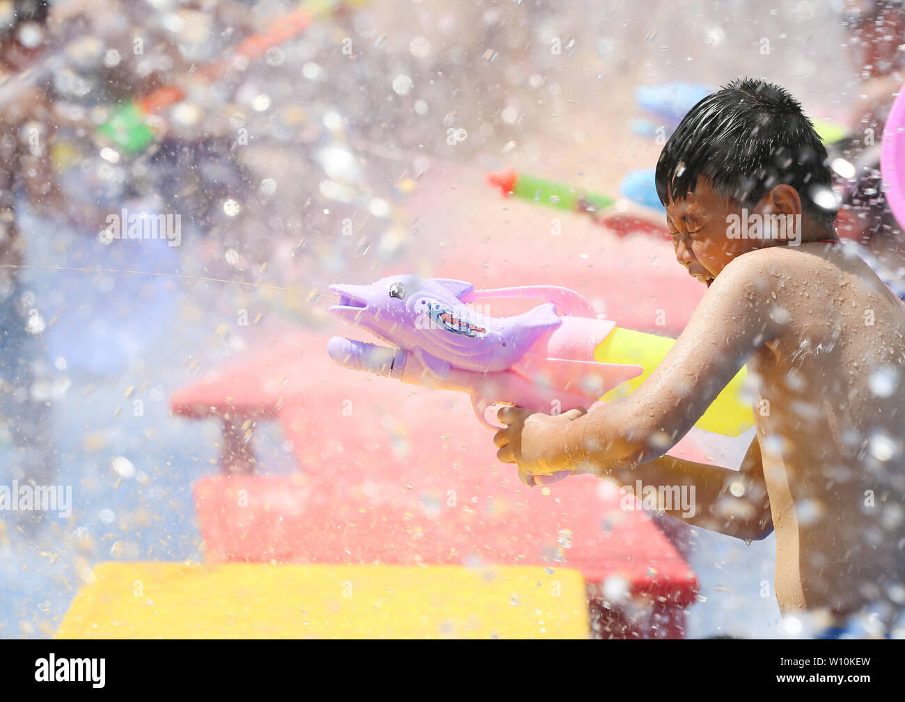 Shaoyang, provincia cinese di Hunan. Il 28 giugno, 2019. Bambini giocano le pistole ad acqua durante un'attività detenute da un asilo nella contea di Longhui di Shaoyang City, centrale provincia cinese di Hunan, 28 giugno 2019. Credito: Zeng Yong/Xinhua/Alamy Live News Foto Stock