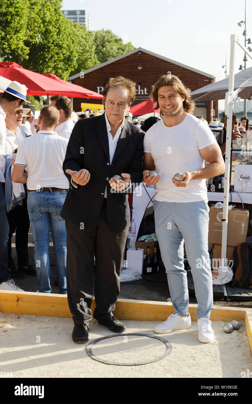 Parigi, Francia. Il 27 giugno, 2019. Daniel Lauclair e Dimitri Szarzewski frequentare il 7° "Trophée de la pétanque gastronomico' a Parigi Yacht Marina. Foto Stock