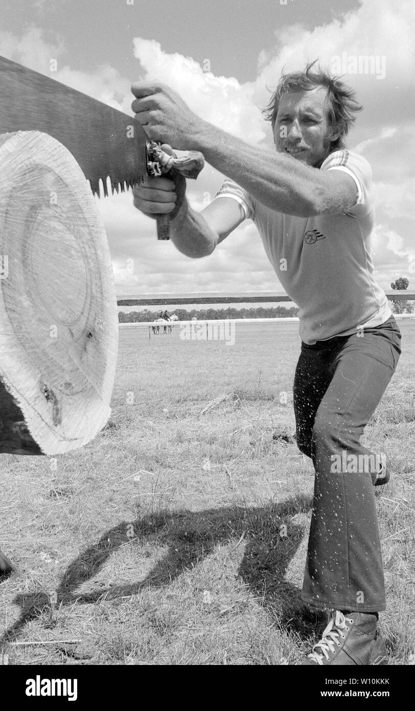 KINGAROY, QUEENSLAND, circa 1984: Un uomo sconosciuto compete in un taglio a croce vide gara ad un A e P visualizza nelle zone rurali del Queensland, circa 1984. Foto Stock
