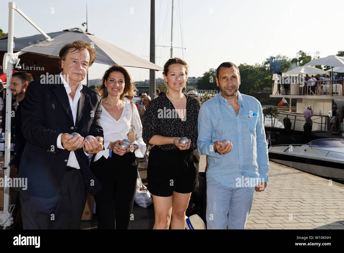 Parigi, Francia. Il 27 giugno, 2019. Daniel Lauclair, Christine Lemler, Caroline Faindt e Zinedine Soualem al settimo "Trophée de la pétanque. Foto Stock