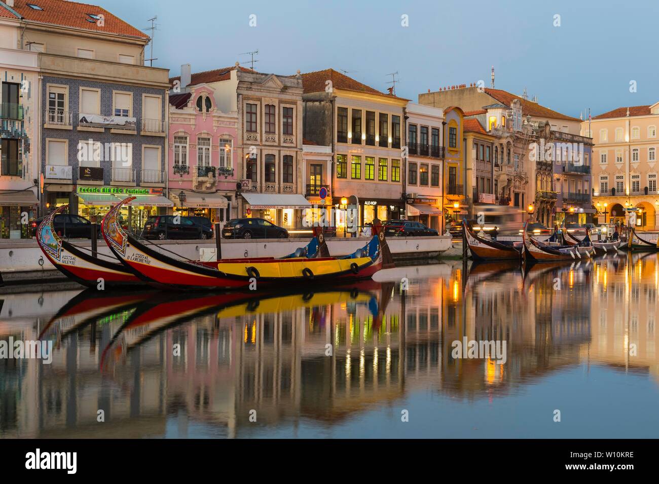 Moliceiros ormeggiate lungo il canale principale, Aveiro, Venezia del Portogallo, Beira Litoral, Portogallo Foto Stock