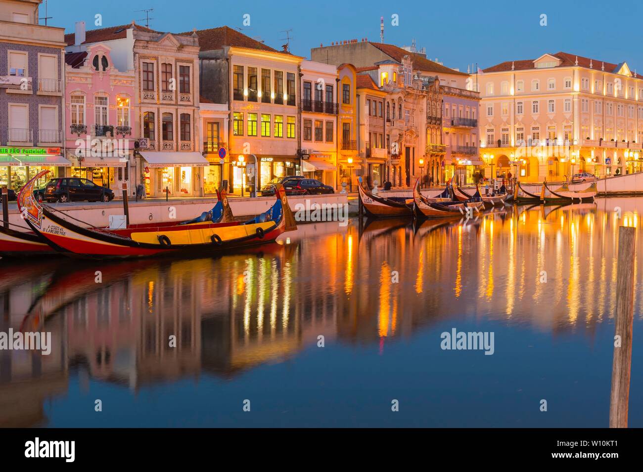 Moliceiros ormeggiate lungo il canale principale al crepuscolo, Aveiro, Venezia del Portogallo, Beira Litoral, Portogallo Foto Stock