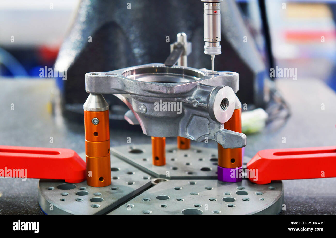 Close up automatico di macchina di misura a coordinate (CMM) per ispezione di precisione elevata parte durante la lavorazione Foto Stock