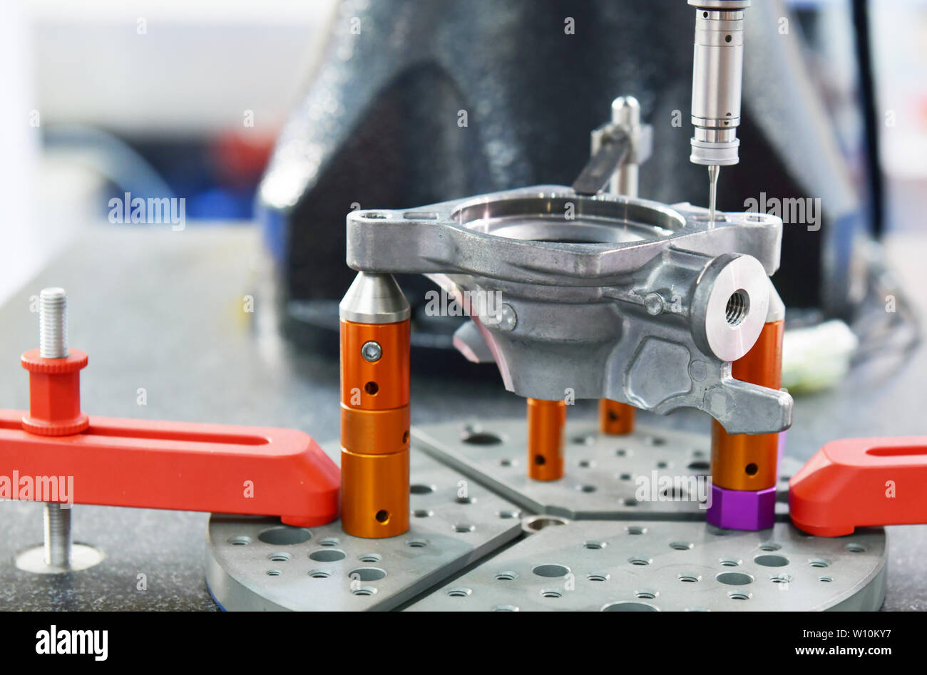 Close up automatico di macchina di misura a coordinate (CMM) per ispezione di precisione elevata parte durante la lavorazione Foto Stock