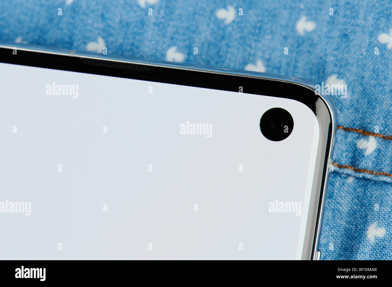 Vista frontale della fotocamera dello smartphone in macro vista ravvicinata Foto Stock