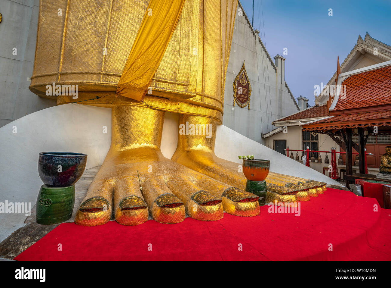 Piedi og un golden Buddha alto di Wat Intharawihan.Questo 32 metri e alto 10 piedi largo il Buddha è il più grande del suo genere in tutto il mondo. Wat Intharawihan Foto Stock