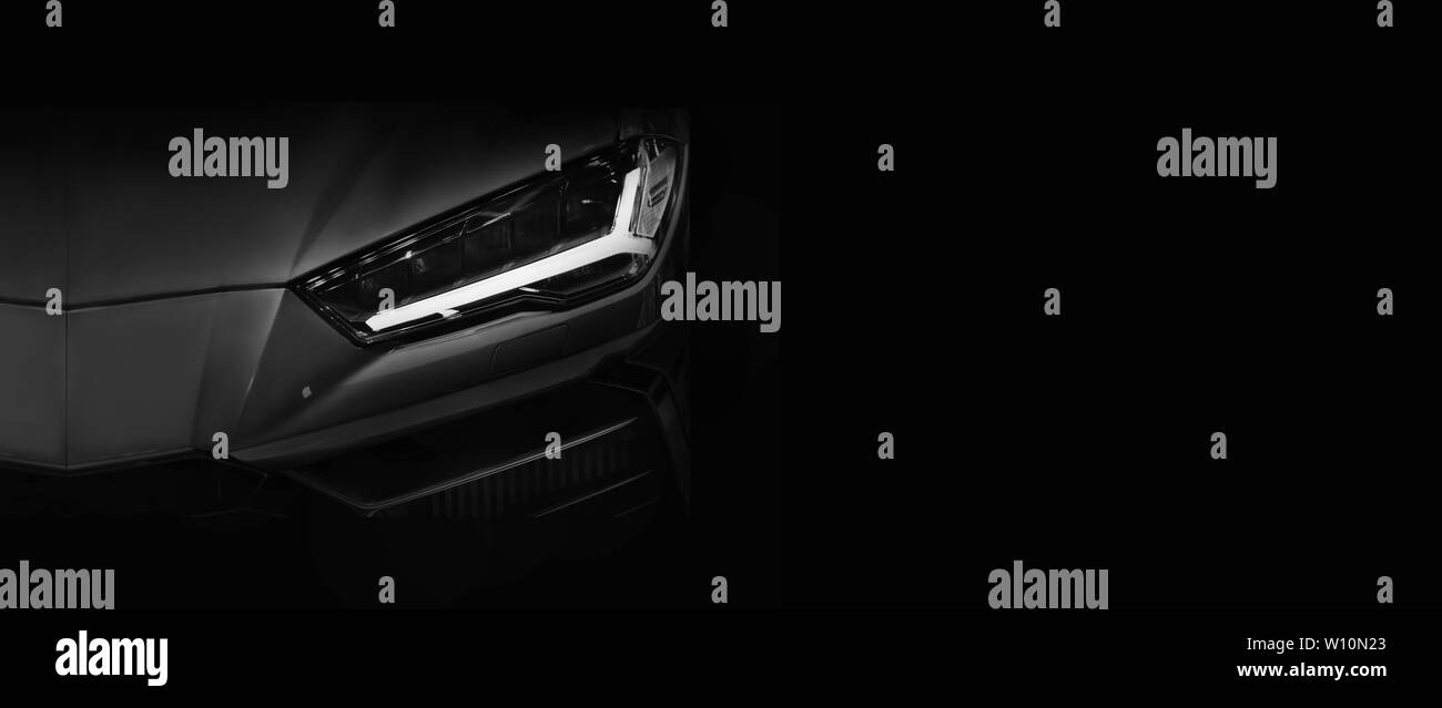 Silhouette di black super car con fari a LED su sfondo nero,spazio copia Foto Stock