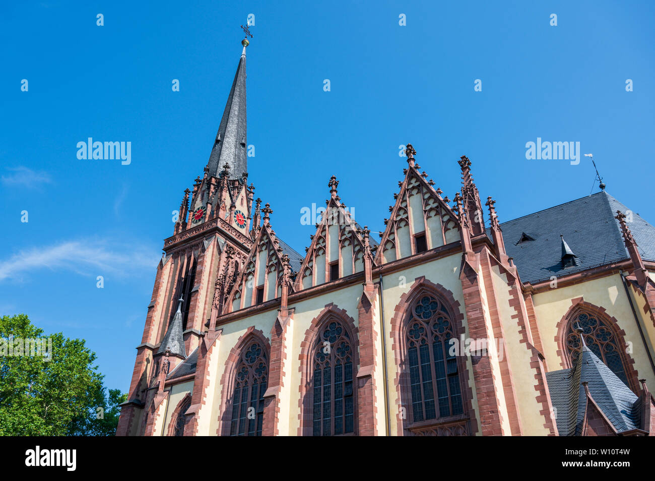 Esterno del Dreikönigskirche (Chiesa dei Tre Re) sulle rive del fiume Main di Francoforte Germania Foto Stock